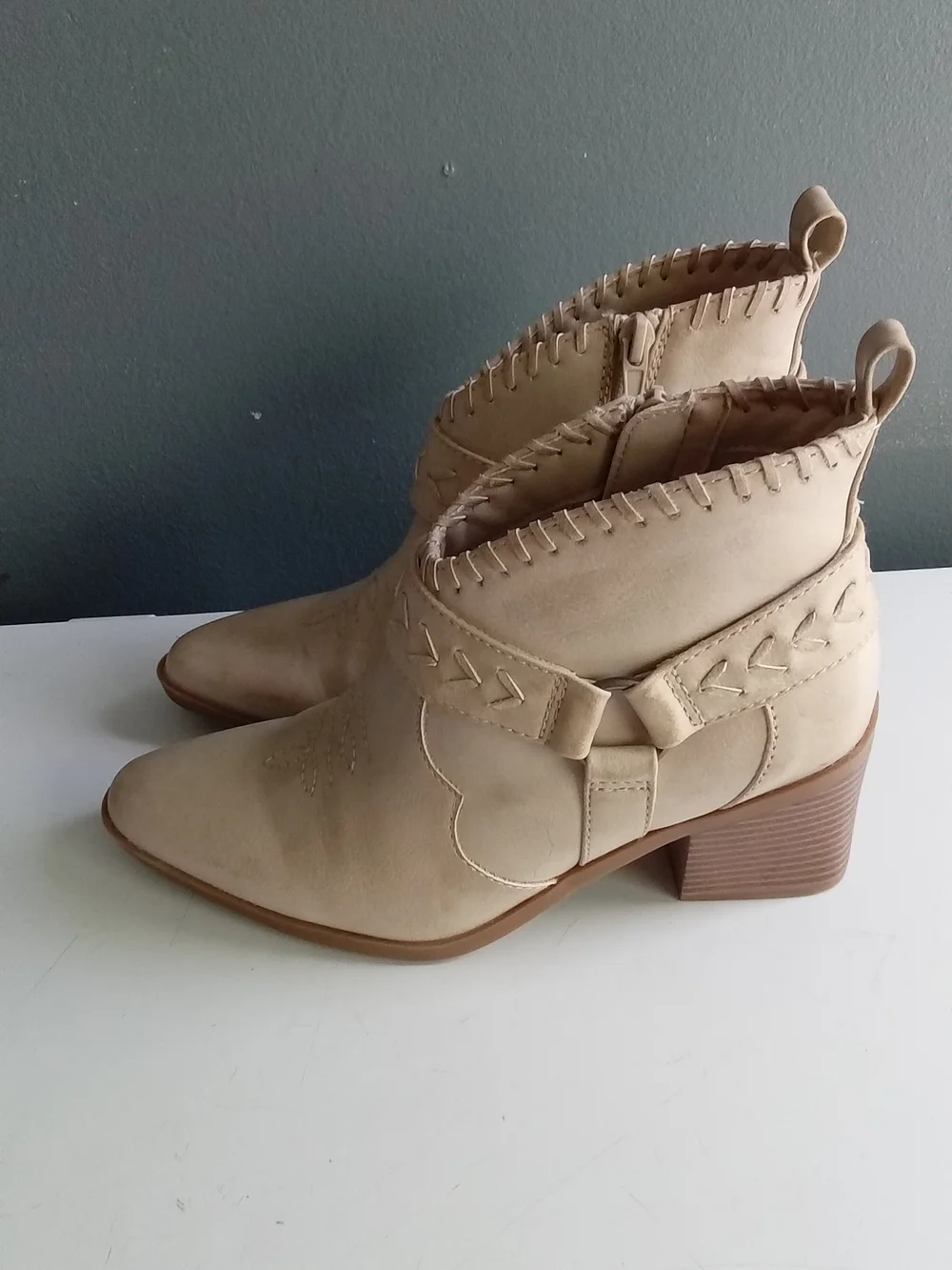 Frye and Co. Beige Leather Western Ankle Boots Whipstitch Harness Pointed Toe